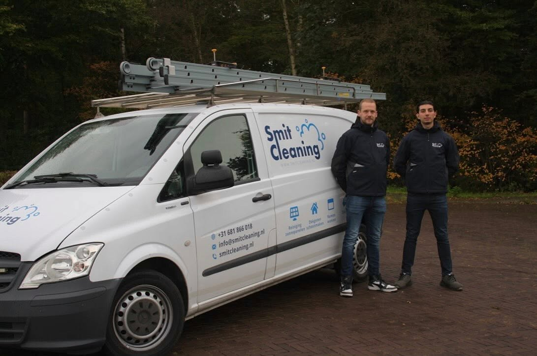 Het team van Smit Cleaning bij de bestelbus